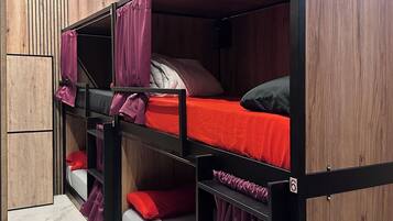 Ropa de cama hipoalergénica, cortinas blackout y wifi gratis