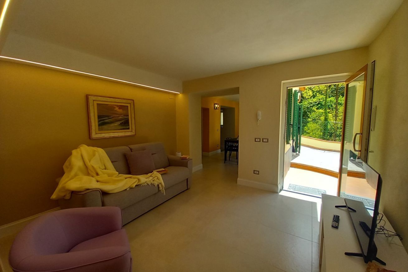 Een televisie en tafelvoetbal