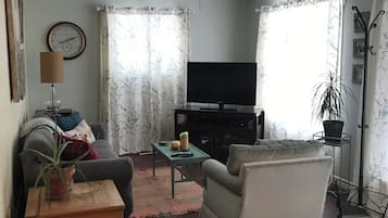 Fernseher, Videospiele, DVD-Player, Bücher