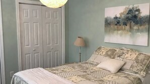 A bedroom with a bed, a hanging light fixture, a door, a lamp, and a painting on the wall. - Rest for your soul
Peace
Quiet
Nature
Secluded
Cozy


 (Lanark)