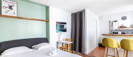 Desk, iron/ironing board, Internet, bed sheets