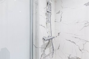 Douche, sèche-cheveux, serviettes fournies