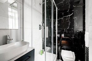 標  準公寓, 獨立浴室, 城市景 | 浴室 | 淋浴設備、風筒、提供毛巾、番梘