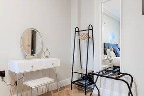 Deluxe-huoneisto, oma kylpyhuone, kaupunkinäköala | Silitysrauta/-lauta, ilmainen Wi-Fi