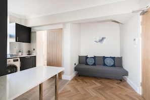 Superior Apartment, Private Bathroom, City View | Lounge - Bright One Bedroom Flats  (London)
