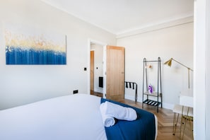 Superior Apartment, Private Bathroom, City View | Iron/ironing board, free WiFi - Bright One Bedroom Flats  (London)