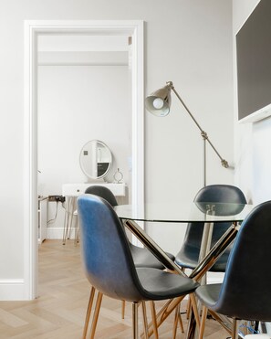 ดีลักซ์อพาร์ทเมนท์, ห้องน้ำส่วนตัว, วิวเมือง | ร้านอาหาร