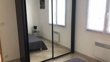 2 chambres, fer et planche à repasser, Wi-Fi gratuit, draps fournis