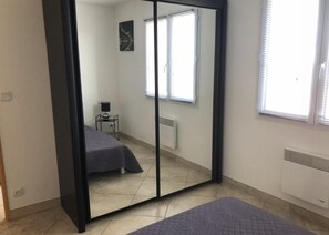 2 chambres, fer et planche à repasser, Wi-Fi gratuit, draps fournis