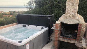 A hot tub and a brick oven fireplace. - Appartement Climatisé vue Imprenable sur Mer. 2 ch. Salon Cuisine SB Terrasse (L'Île-Rousse)