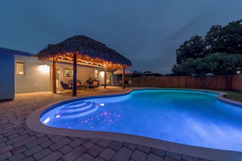Cozy Pool house 1 mile to Deerfield Beach, Boca Raton, shopping & restaurants.