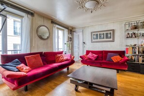 Living area - Appartement Traversant Lumineux et Calme au Coeur de L'île Saint Louis (Paris)