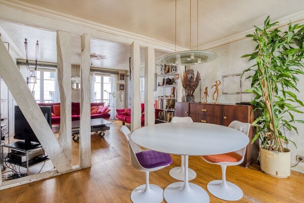 Dining - Appartement Traversant Lumineux et Calme au Coeur de L'île Saint Louis (Paris)