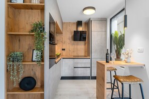 Frigorifero, microonde, forno, piano cottura