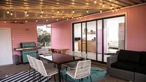 Ein gemütliches Interieur mit Essbereich, Grill und einer Sitzecke mit Blick.