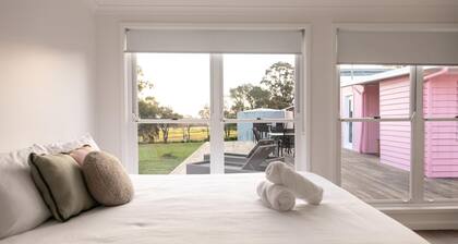 Heart of Lovedale - Experience our charming pink home in Hunter Valley.