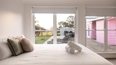 Heart of Lovedale - Experience our charming pink home in Hunter Valley.