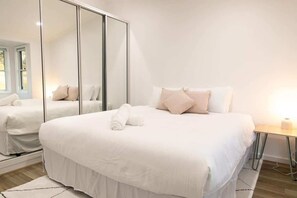 6 slaapkamers, een bureau, een strijkplank/strijkijzer, gratis wifi