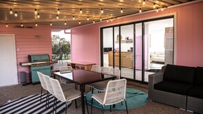 Dining - Heart of Lovedale - Experience our charming pink home in Hunter Valley. (Keinbah)