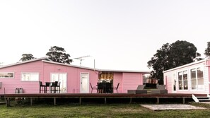 Terrace/patio - Heart of Lovedale - Experience our charming pink home in Hunter Valley. (Keinbah)