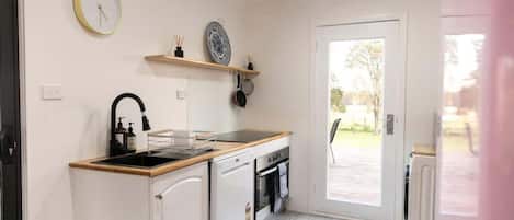 Coffee/tea maker, fridge, microwave, oven