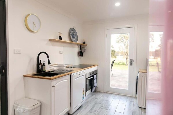 Coffee/tea maker, fridge, microwave, oven