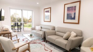 Smart TV, fireplace - Heart of Lovedale - Experience our charming pink home in Hunter Valley. (Keinbah)
