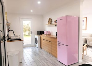 Cafetera y tetera, refrigerador, microondas y horno