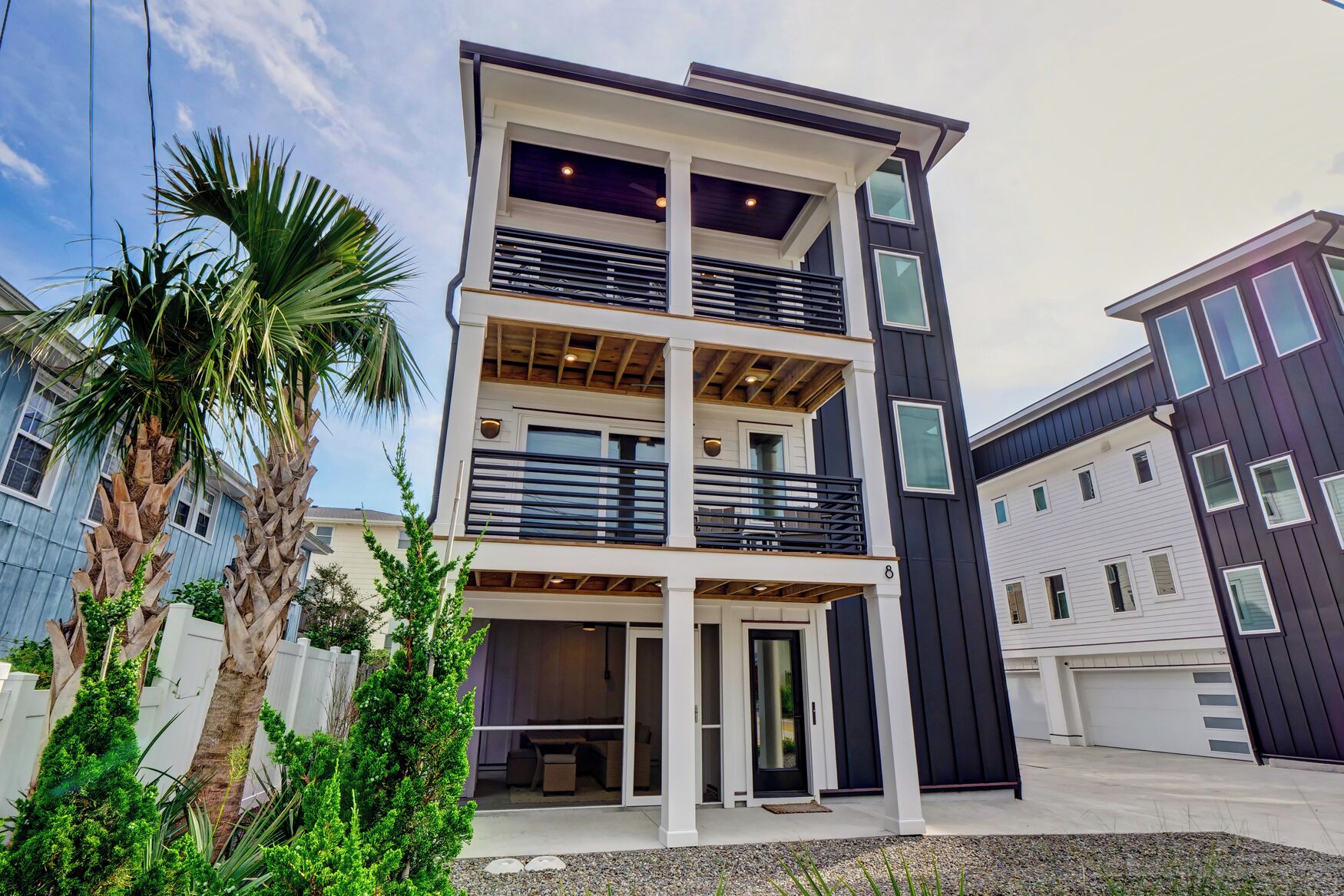 Elegant Beach Condo: Ocean Views, Elevator, Prime Location!