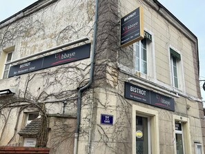 Front of property -  Bistrot de l'Abbaye (Tuffé Val de la Chéronne)