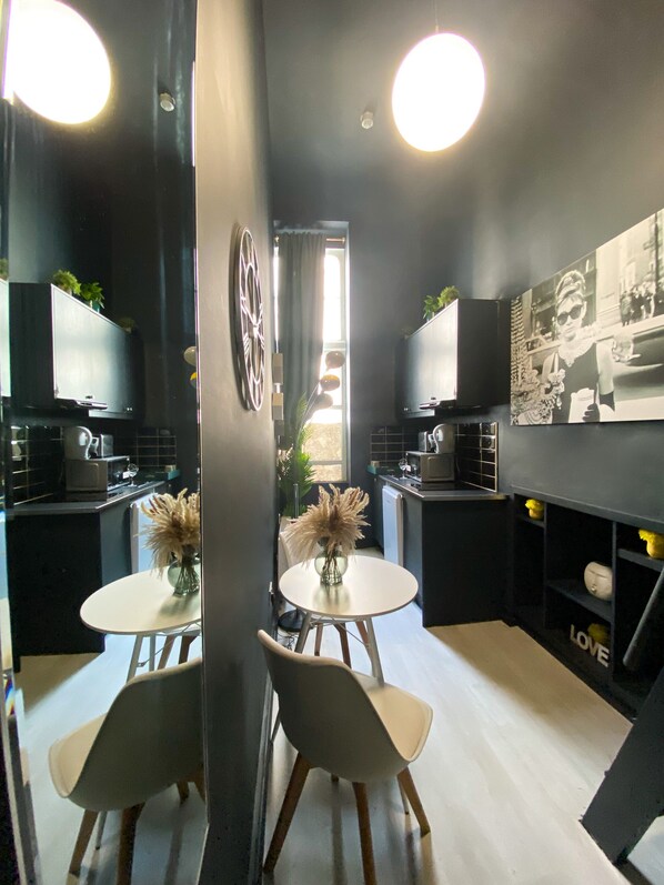 Standaard studio, en-suite badkamer | Gemeenschappelijke keuken | Een minikoelkast, een oven, een kookplaat, kookgerei, borden en bestek