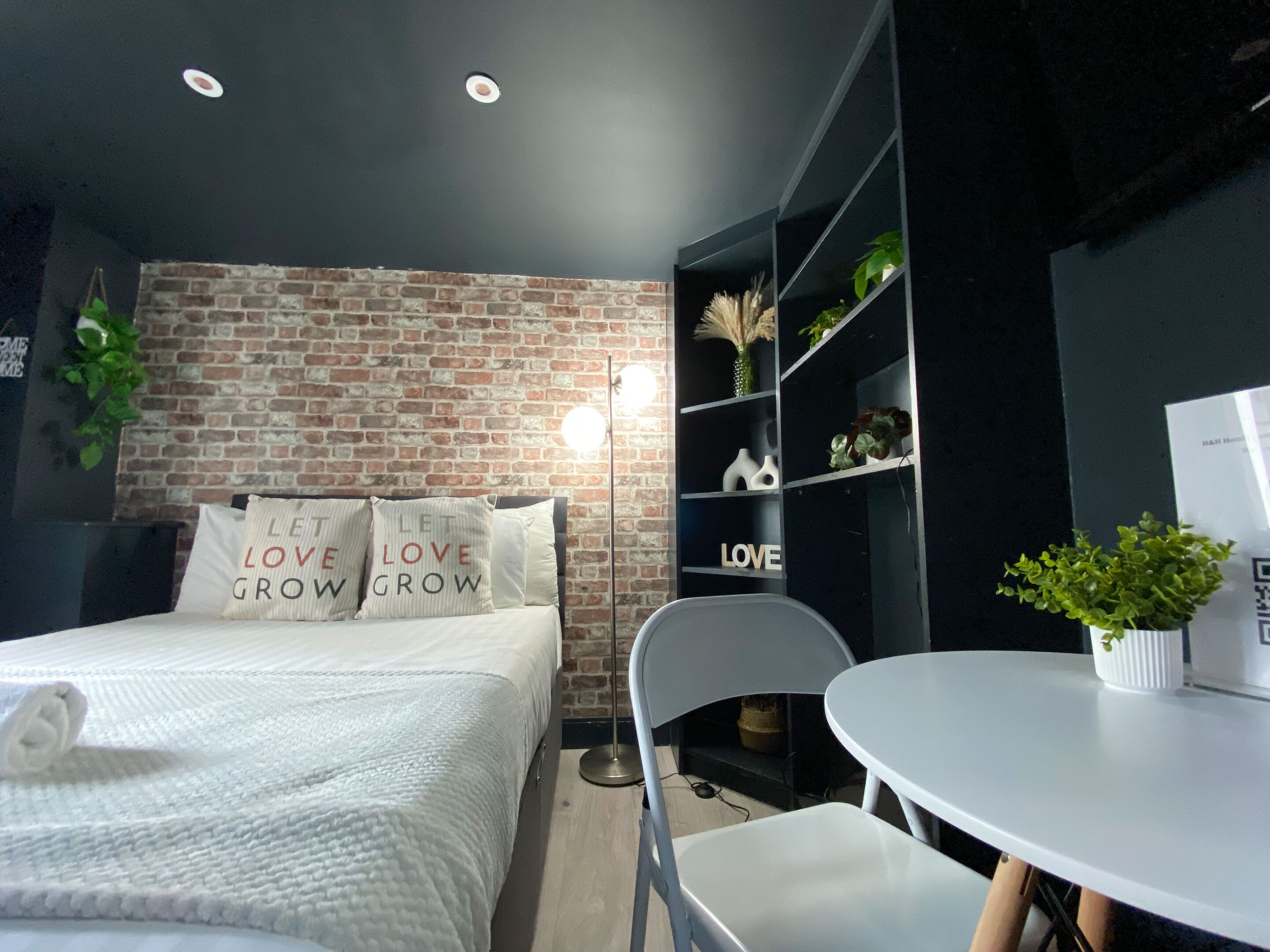 Standard Studio, Ensuite | Blackout drapes, iron/ironing board, free WiFi