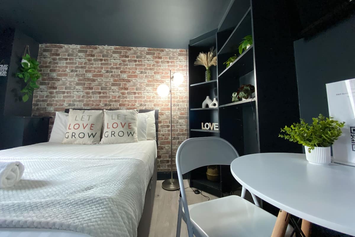 Standaard studio, en-suite badkamer | 1 slaapkamer, verduisterende gordijnen, een strijkplank/strijkijzer