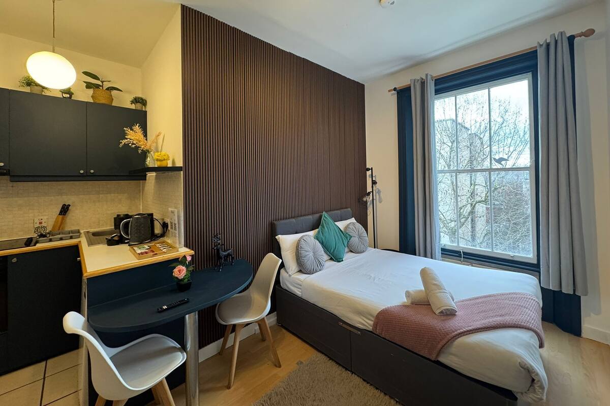 Superior Studio, Ensuite | Blackout drapes, iron/ironing board, WiFi (free)