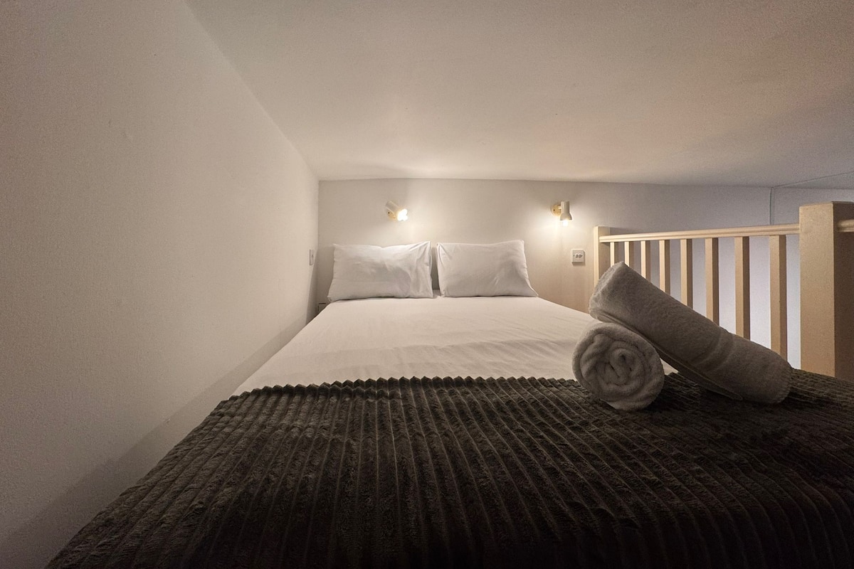 Deluxe Studio, Ensuite | Blackout drapes, iron/ironing board, free WiFi