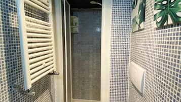Monolocale Superior, bagno in camera | Bagno | Asciugacapelli, asciugamani, shampoo, carta igienica
