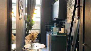 Estudio estándar, baño en la habitación | Vista desde la propiedad