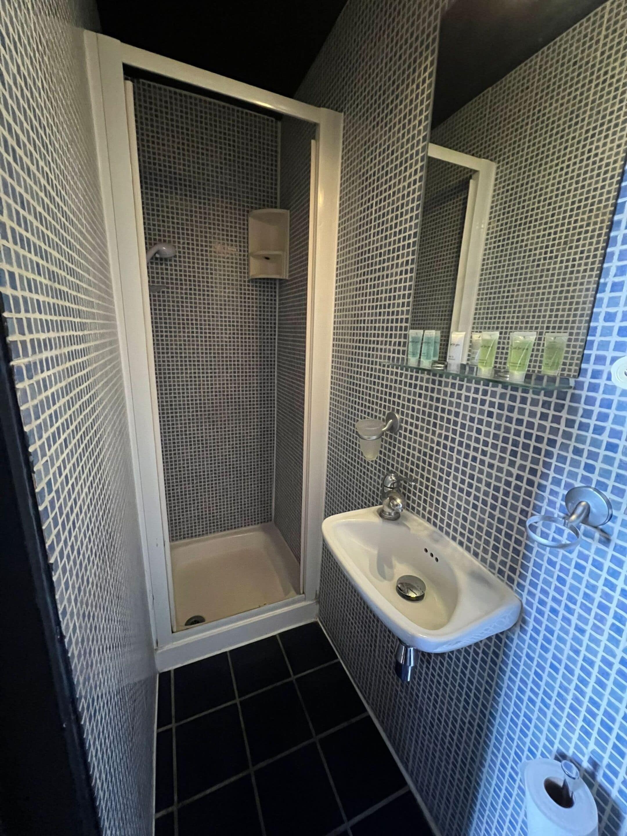 Un baño con ducha, lavamanos e inodoro.