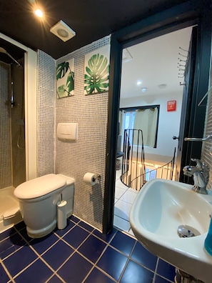 Superior Studio, Ensuite | Bathroom | Hair dryer, towels, shampoo, toilet paper
