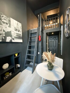 Standard Studio, Ensuite | 1 bedroom, blackout drapes, iron/ironing board, free WiFi