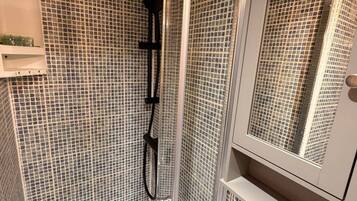 Estudio familiar, baño en la habitación (Quad ) | Baño | Secadora de cabello, toallas, shampoo, papel de baño