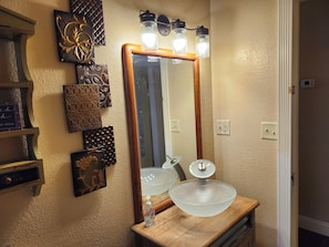 Serviettes fournies, papier toilette