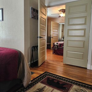 2 chambres, fer et planche à repasser, accès au Wi-Fi (inclus)