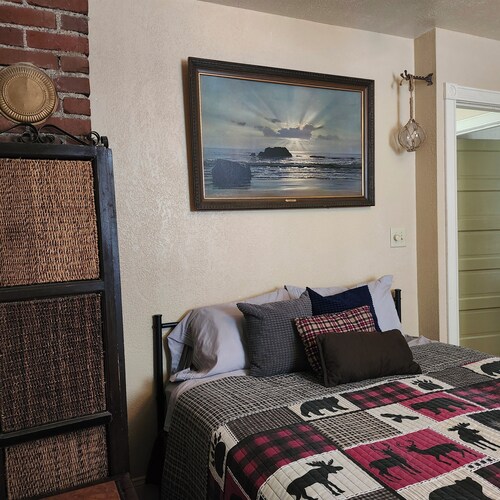 Main Floor Fully Furnished
2 Bedrooms, 1 King Bed, 1 Queen Bed,