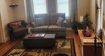 Main Floor Fully Furnished
2 Bedrooms, 1 King Bed, 1 Queen Bed,