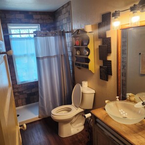 Douche, serviettes fournies, papier de toilette
