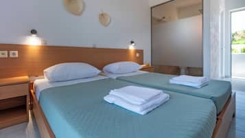 Minibar, una scrivania, ferro/asse da stiro, Wi-Fi gratuito