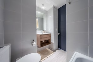 Appartement | Salle de bain | Ensemble douche/baignoire, sèche-cheveux, serviettes fournies, savon