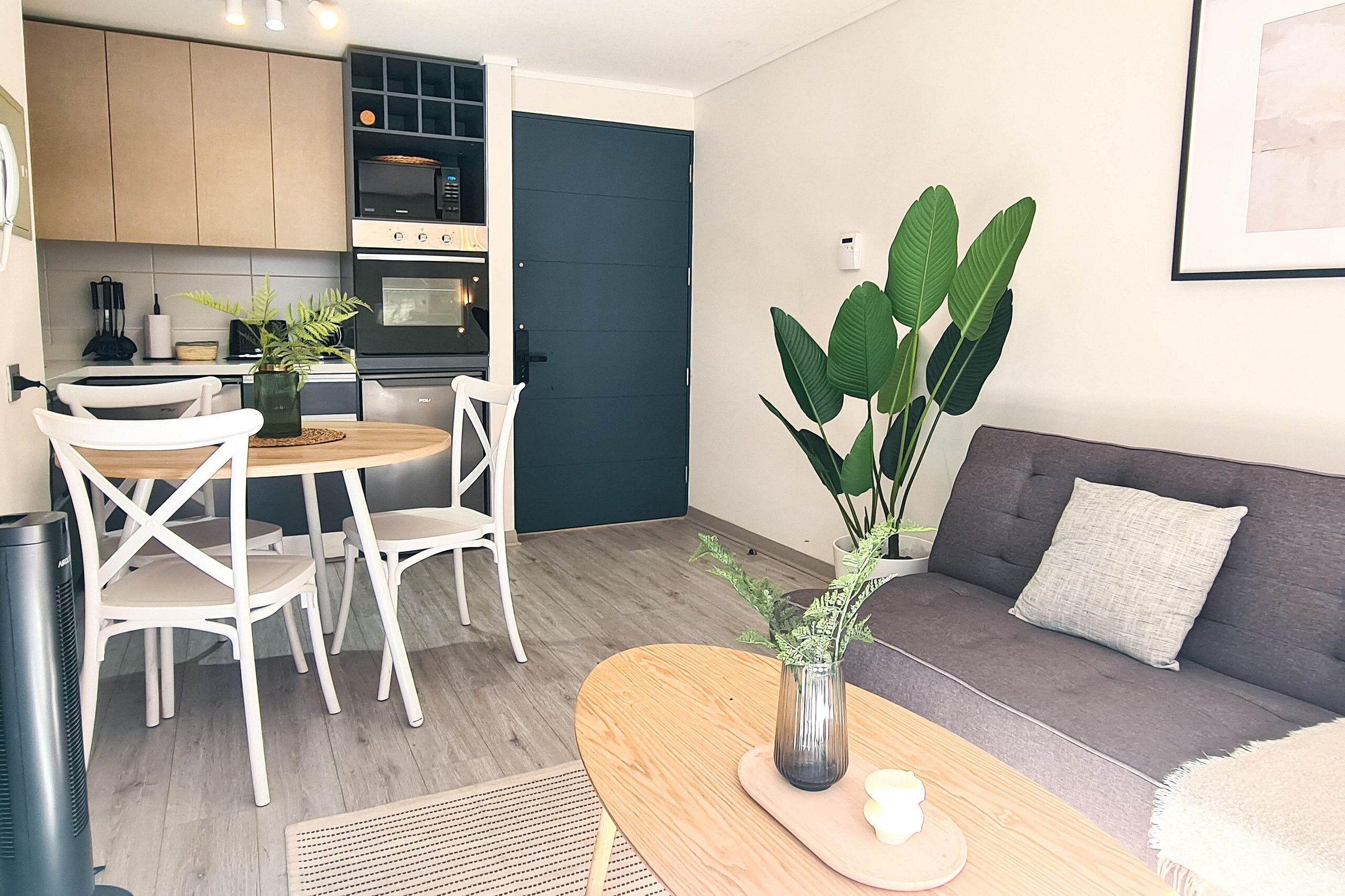 Superior-huoneisto, 1 parisänky ja vuodesohva (5) | Oleskelualue | 43–tuumainen äly-TV, jossa digitaalikanavat