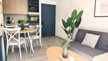 Superior-huoneisto, 1 parisänky ja vuodesohva (5) | Oleskelualue | 43–tuumainen äly-TV, jossa digitaalikanavat